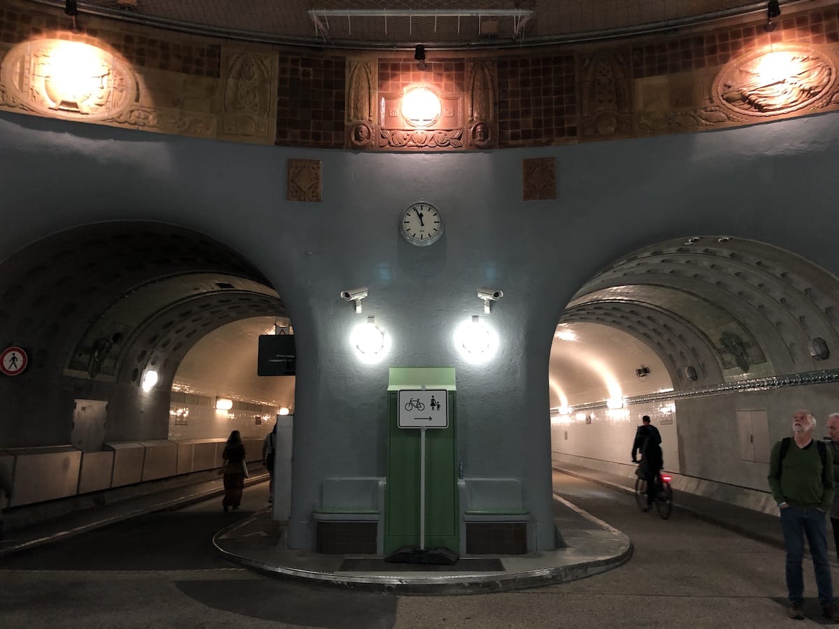 Die noch offenen zwei Röhren des alten Elbtunnels