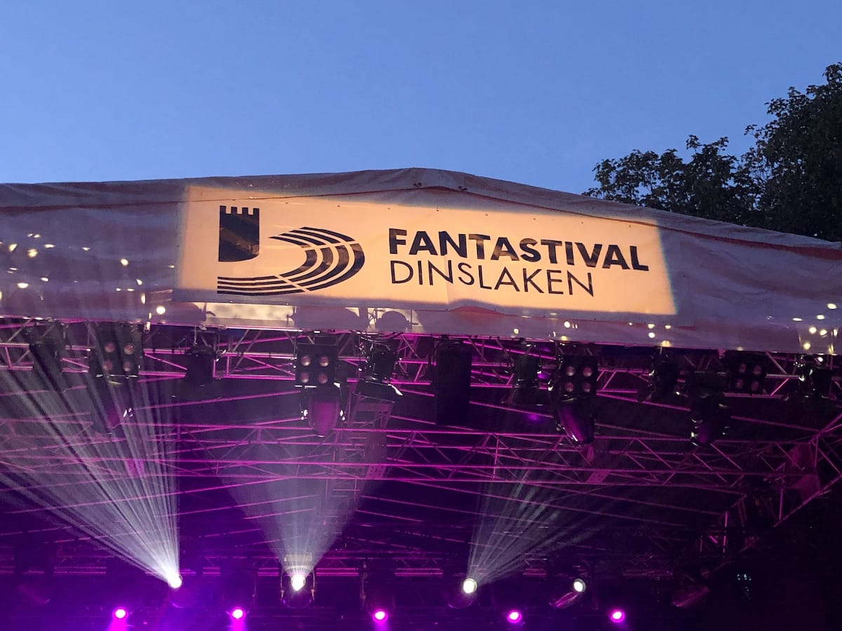 Fantastival Dinslaken - Logo und Schriftzug über der Bühne