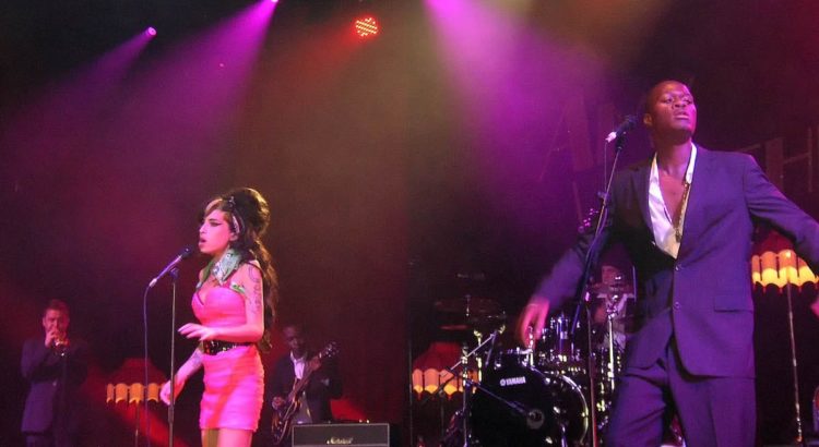 Amy Winehouse mit ihrer Band, 16.10.2007, CCH3, Hamburg